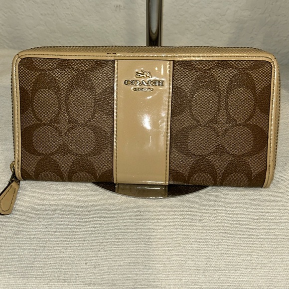 Coach long zippy  wallet - Picture 1 of 17